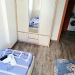 Me Qera Lungomare Mari 아파트 *