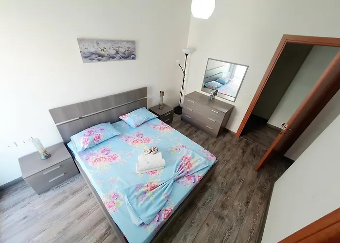 Me Qera Lungomare Mari *